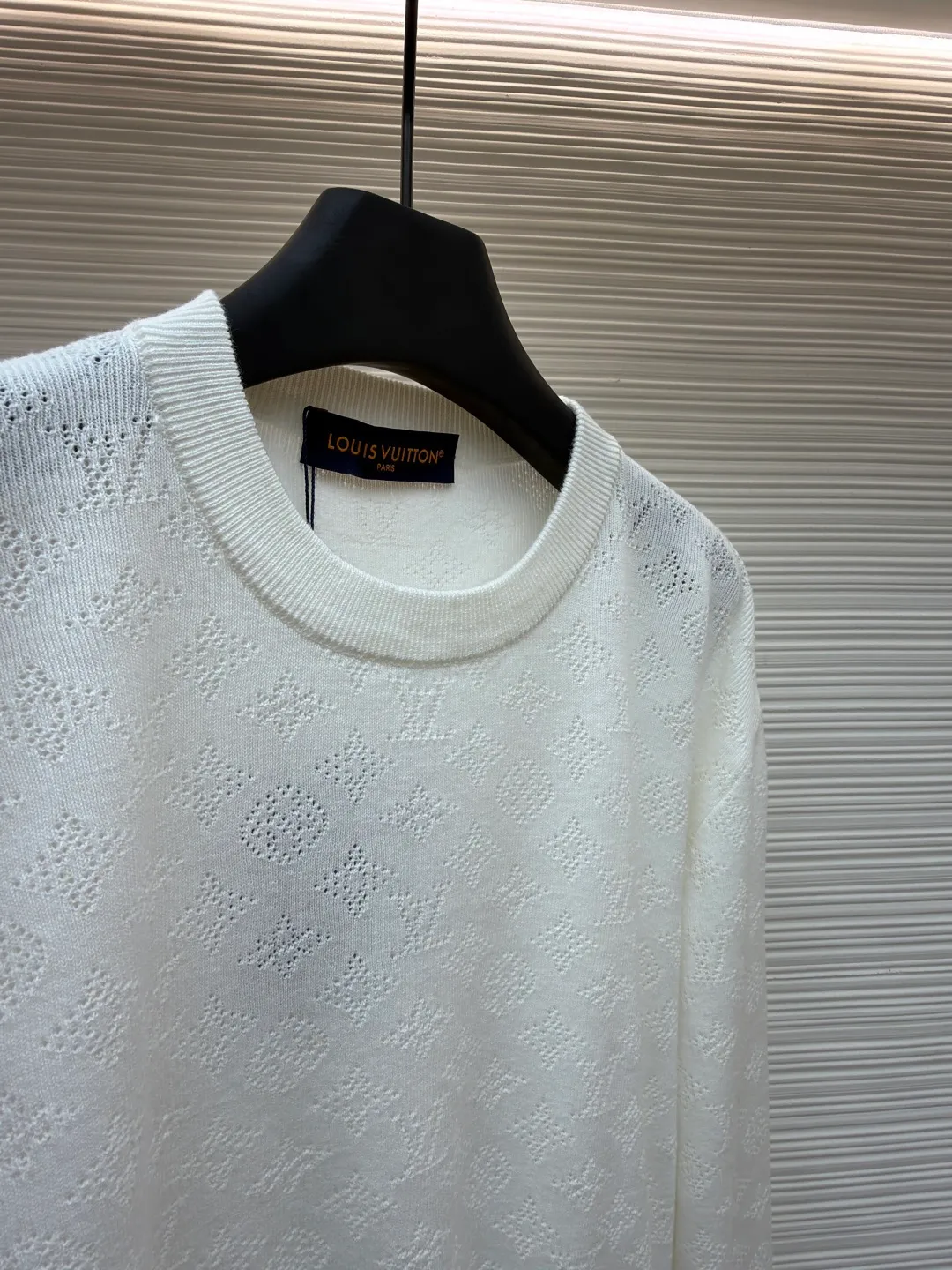 LOUIS VUITTON cotton round neck long-sleeved sweater with pick stitching ●Original version: purchased and developed by 12929 ●Item number: 1681422-A75 ●Fabric: combed cotton gauze fabric ●Technology: jacquard production ●Color: white ●Version: fitted version ●Weight: about 410 grams ●Size: S-M-L-XL ●Description: Through precision hollow knitting technology, it presents the brand's classic Monogram texture, with both soft texture and transparent design. The round neck design is processed through the narrowing and seaming process, making the collar shape flat and fitting the neck. The whole body texture uses intarsia knitting technology, and the pattern is delicate and three-dimensional, integrating with the fabric, making the brand highly recognizable. The cuffs are ribbed knitted to fit the wrist tightly and have excellent resilience. The overall tailoring is a form-fitting version, and the multi-piece knitted structure is spliced. The lines are smooth and natural when worn. It not only shows the luxurious texture of knitted items, but also highlights the brand's high-end craftsmanship through exquisite hollowing technology. It is a boutique item that combines fashion sense and wearing comfort. The overall wiring is straight and delicate, the fabric is comfortable and soft, and the color is consistent without color difference. It can be matched with the same style to create a fashionable look and control various occasions. Customized accessories, complete with three standards, same style for men and women!